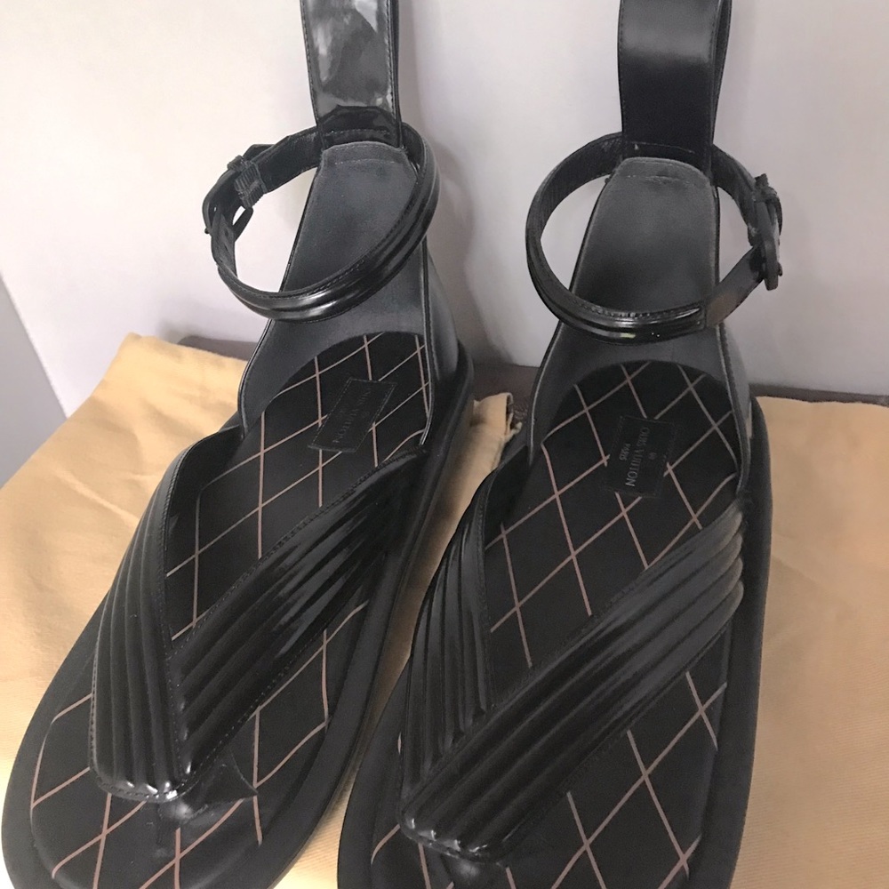 Beautiful LOUIS VUITTON Sandals Sz 7 Black Leather